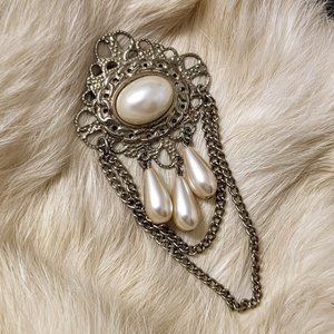 Vintage Gold & Faux Pearl Brooch